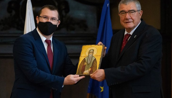 "Ако случайно някой от хората развие симптоми на Ковид, логистиката по протокола е малко трудна", каза лекарят на експедицията, но за щастие над половината от групата са изкарали модерния вирус "Ако случайно някой от хората развие симптоми на Ковид, логистиката по протокола е малко трудна", каза лекарят на експедицията, но за щастие над половината от групата са изкарали модерния вирус