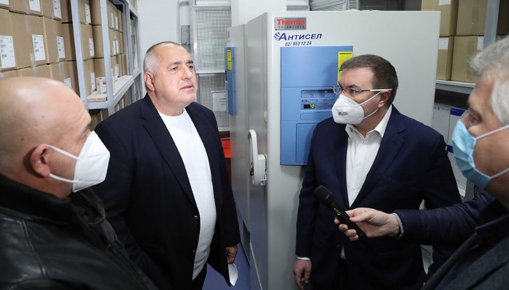 Обещаната от премиера Борисов "чудесна ваксинация" засега изглежда крайно проблематична