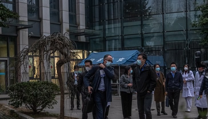 Мисията е политически натоварена, тъй като Китай се опитва да отхвърли вината за предполагаеми грешки при ранната си реакция на огнището Мисията е политически натоварена, тъй като Китай се опитва да отхвърли вината за предполагаеми грешки при ранната си реакция на огнището