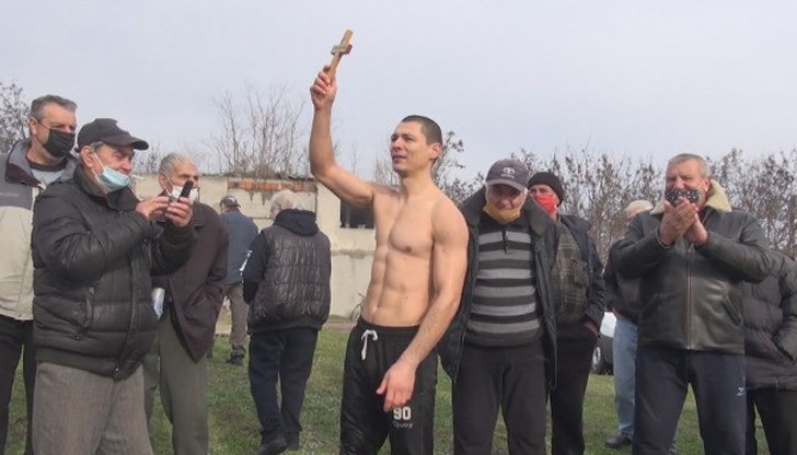 За първа година Димитър Демирев хваща кръста на Йордановден в хасковското село Добрич