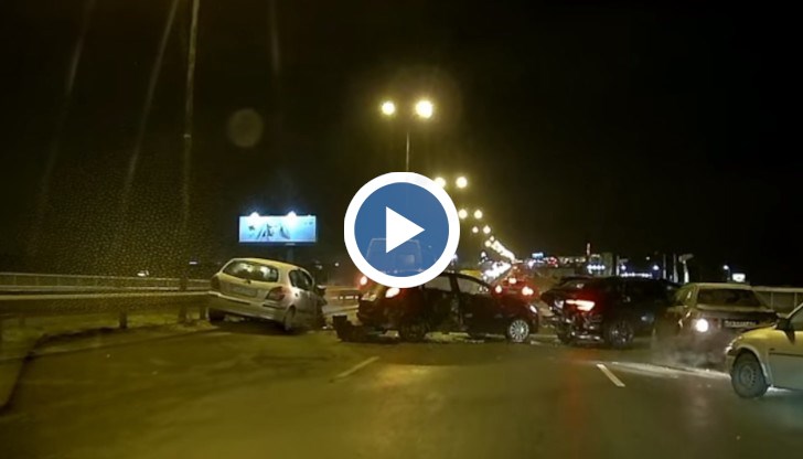 Инцидентът е станал около 19:30 часа в района на „Симеоновско шосе”. Ударили са се между 8 и 10 коли
