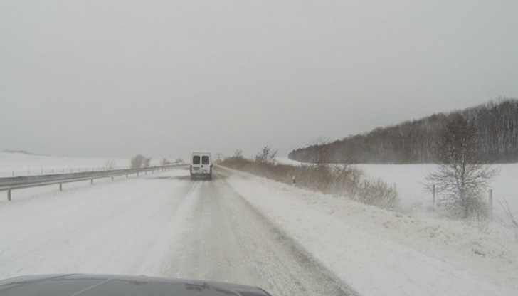 „Както си караме по пътя и температурата е 2 градуса, изведнъж става минус 7-8 градуса, отдолу е лед", обяснява Владимир Крумов