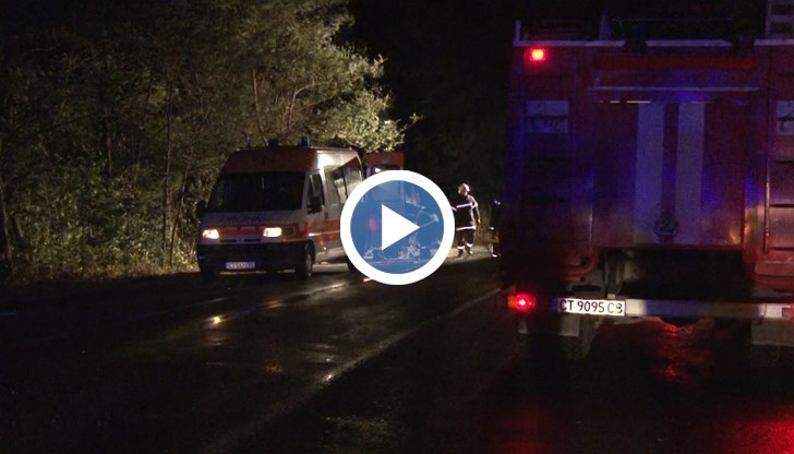 Сблъсъкът е бил между около 5 автомобила, на място са екип на пожарната и две линейки