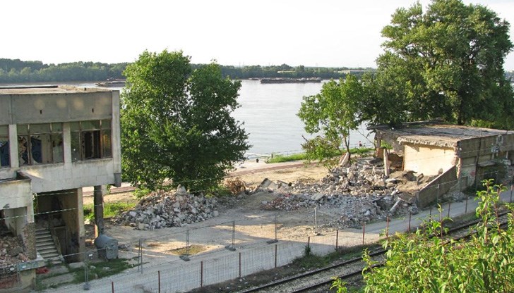 Сондажът ще захранва бъдещата поливна система на кея Сондажът ще захранва бъдещата поливна система на кея