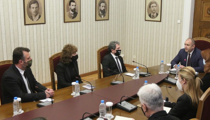 Това стана ясно след разговори на президента Румен Радев, проведен поотделно с формациите "Демократична България", "Има такъв народ", "Изправи се.БГ" и "Отровното трио" Това стана ясно след разговори на президента Румен Радев, проведен поотделно с формациите "Демократична България", "Има такъв народ", "Изправи се.БГ" и "Отровното трио"