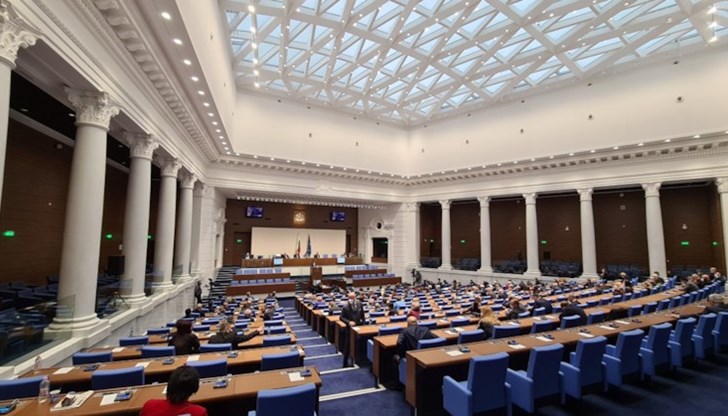 Първа на трибуната излиза министърът на енергетиката Теменужка Петкова Първа на трибуната излиза министърът на енергетиката Теменужка Петкова