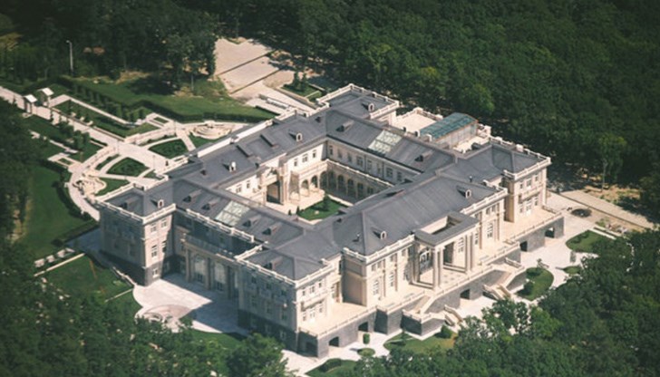 "Дворецът на Путин е огромна архитектурна ламя, на фона на която летните сараи на Доган приличат на скромня лятна виличка, а къщата в Барселона е просто едно бунгало", пише Димитров