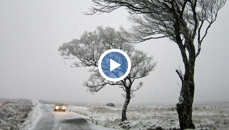 Обилен снеговалеж и силен вятър сковаха половин България. В 9 области е обявен оранжев код за опасно време. Блокирани са редица пътища