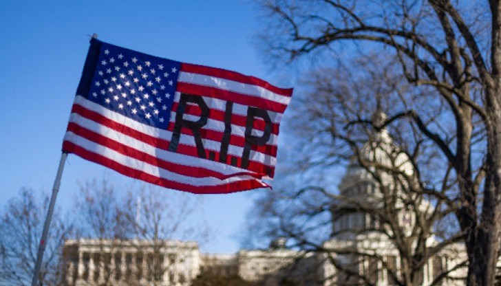 Демократите винаги говорят, че искат световен мир, „цветя в косите“ и всеобща любов. И винаги завършват с военна агресия – било срещу Виетнам, било срещу Сърбия. Ето това е то Великото американско лицемерие. Проповядваш едно, а правиш нещо съвършено различно