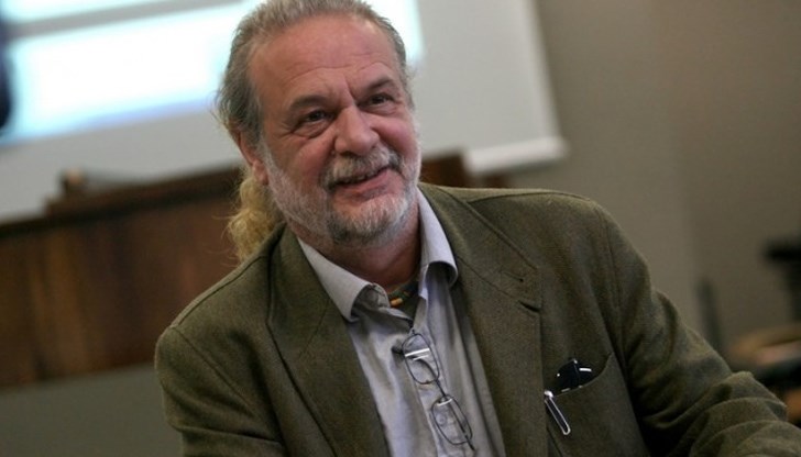 "Не се водете по акъла на няколко дузини фейсбук-екстремисти, които няма да си мръднат пръста по време на кампанията, но ще сипят критики от диваните през цялото време. Който иска да върши реална работа - да се запише доброволец в кампания, или барем наблюдател или застъпник" "Не се водете по акъла на няколко дузини фейсбук-екстремисти, които няма да си мръднат пръста по време на кампанията, но ще сипят критики от диваните през цялото време. Който иска да върши реална работа - да се запише доброволец в кампания, или барем наблюдател или застъпник"