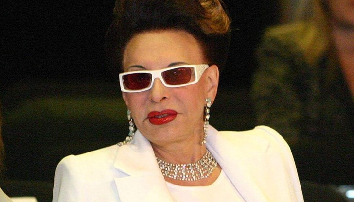 Джулия Бул, която би трябвало да е над 90, приключва живота си в малък апартамент в Париж Джулия Бул, която би трябвало да е над 90, приключва живота си в малък апартамент в Париж