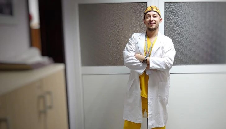 През есента само за едно денонощие млади уролози, травматолози, ендокринолози - хора, които дори не са се срещали, се изправят рамо до рамо в битката с непознат враг - коронавирусът През есента само за едно денонощие млади уролози, травматолози, ендокринолози - хора, които дори не са се срещали, се изправят рамо до рамо в битката с непознат враг - коронавирусът