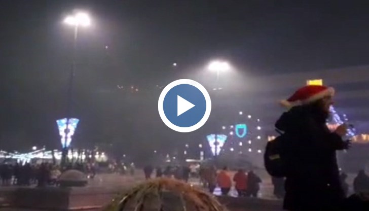 Макар и по-малко от други години, и в тази новогодишна нощ площадът се изпълни с хора