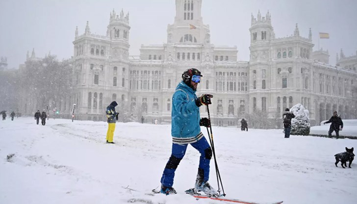 Първият сняг падна миналия четвъртък. И до днес на някои улици той все още е до колене Първият сняг падна миналия четвъртък. И до днес на някои улици той все още е до колене