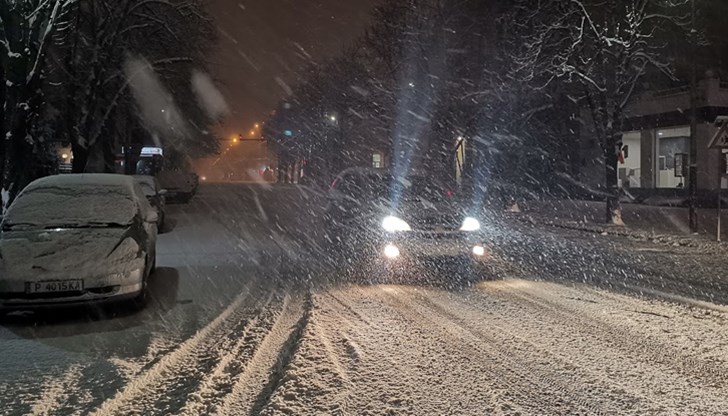 Обилен снеговалеж затрупа страната, в някои области продължава да вали
