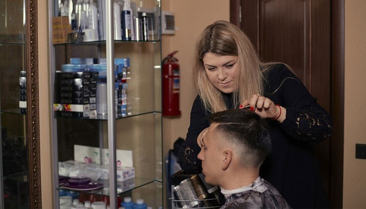 Според ограничителните мерки, наложени на 5 януари, фризьорските и бръснарски салони бяха затворени, за да се пресече разпространението на заразата