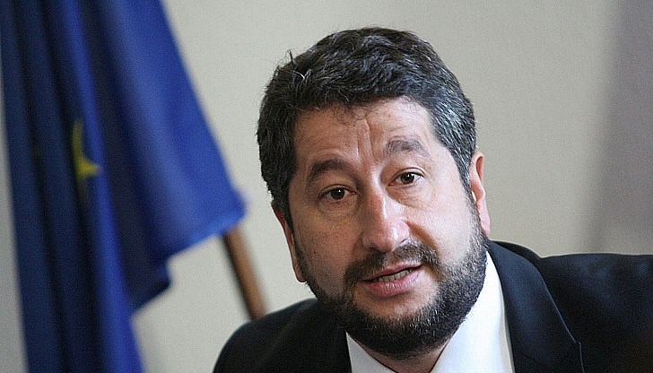 "Докато Борисов не излезе и не назове ясно коя е “Мата Хари” и докато нямаме прокуратура, която може да я разпита обективно за това как точно са се появили тези пари и злато в нощното му шкафче и откъде, този въпрос трябва да бъде задаван по всеки повод", заканва се Иванов "Докато Борисов не излезе и не назове ясно коя е “Мата Хари” и докато нямаме прокуратура, която може да я разпита обективно за това как точно са се появили тези пари и злато в нощното му шкафче и откъде, този въпрос трябва да бъде задаван по всеки повод", заканва се Иванов