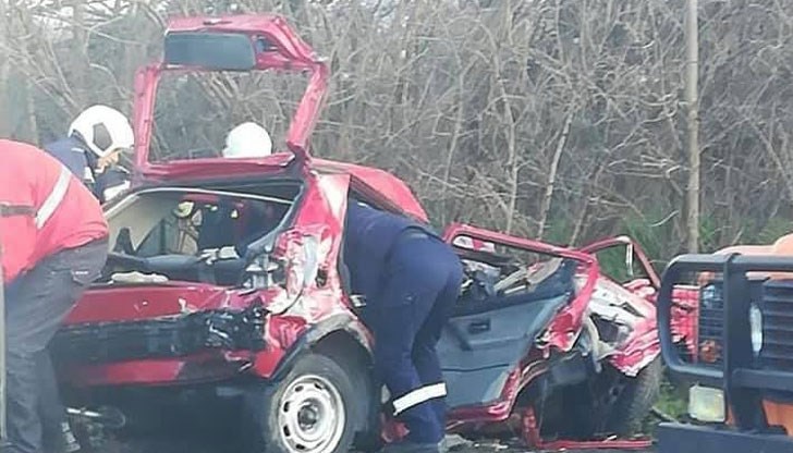 Шофьорът на лекия автомобил е бил с премазани крака, починал е на път за болницата