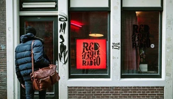 Пияните британци и тълпите от гръмогласни младежи, обикалящи квартала на червените фенери, са отдавна трън в очите на градските власти