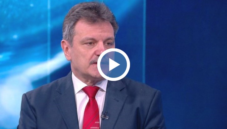 Засега няма данни, че протича по-леко, посочи пулмологът