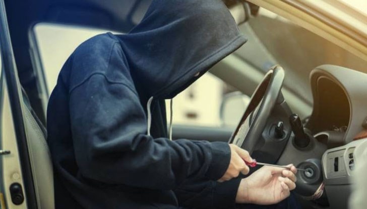 Заплаши я, че ще съобщи в полицията за нейното невнимание и изчезна с колата Заплаши я, че ще съобщи в полицията за нейното невнимание и изчезна с колата