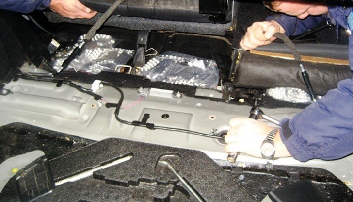 В багажника на колата са били установени куфар и лични вещи