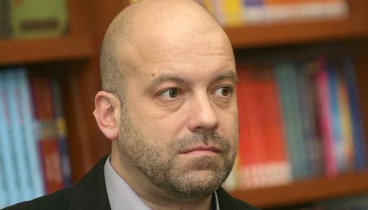 „Единствено българският манталитет може да обясни положението, в което се намираме. Ние не сме наследници на Ботев и Левски, а на онези, които са ги предали, които са оцелели, защото са били приспособими", твърди сценаристът на Слави