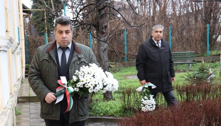 Положиха цветя пред паметната плоча на капитан-лейтенант Александър Конкевич