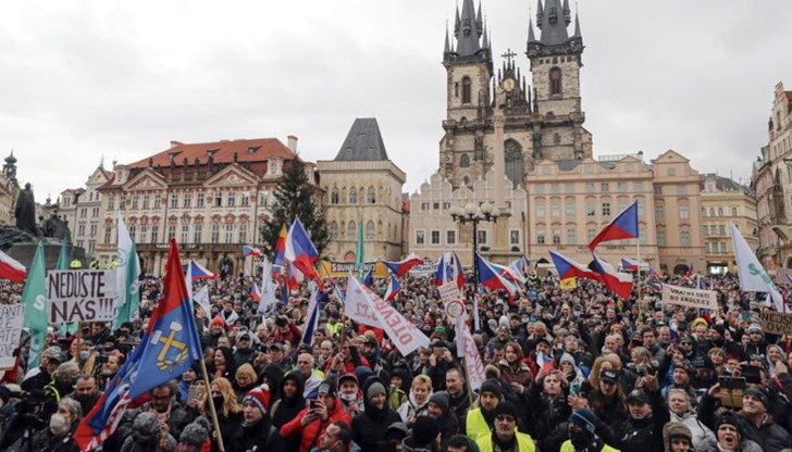 Хиляди недоволстваха от забраните заради вируса Хиляди недоволстваха от забраните заради вируса