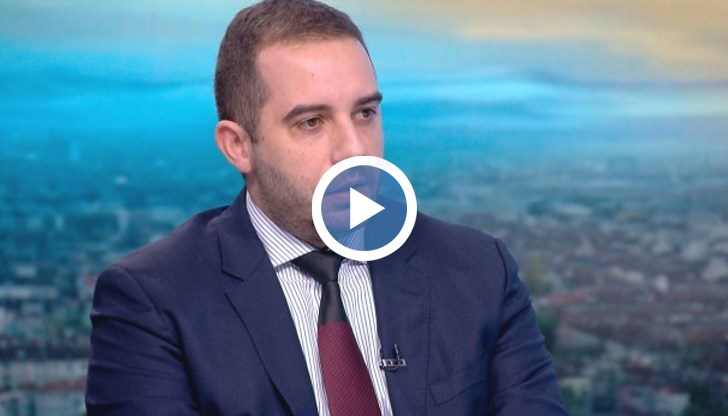 "При близо 5000 ваксинирани лица имаме съобщени пет нежелани реакции – при двама мъже и три жени между 29 и 53 години", обясни медикът