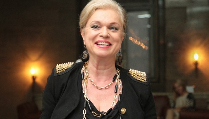 "Заклевам всеки, който вдигне температура и не може три дни да я смъкне, моментално трябва да отива на лекар, да не чака следващите дни", призова актрисата