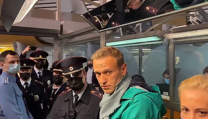 "Путин ще трябва да научи, че в епохата на социалните мрежи, всеки арест по изфабрикувано обвинение само разширява кръга на последователи на Навални и усилва неговите обвинения срещу режима", уточнява изданието
