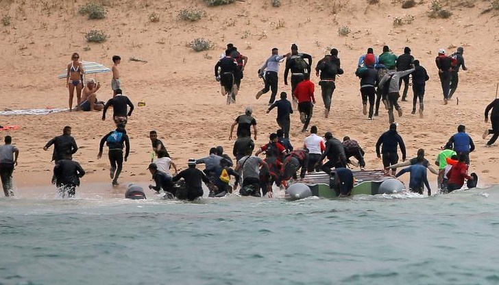 Това е най-големият масов опит за преминаване на огражденията от 20 август насам, когато около 300 души се опитаха да преминат