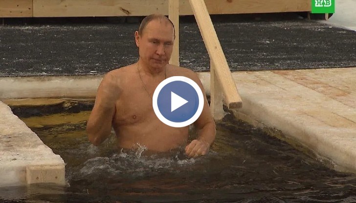 В чест на християнската традиция, Путин се потопи в отвор във формата на кръст