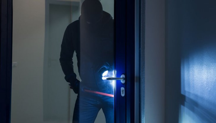 След взлом на две алуминиеви врати на вътрешни стаи е била извършена кражба на килими и стереоуредба