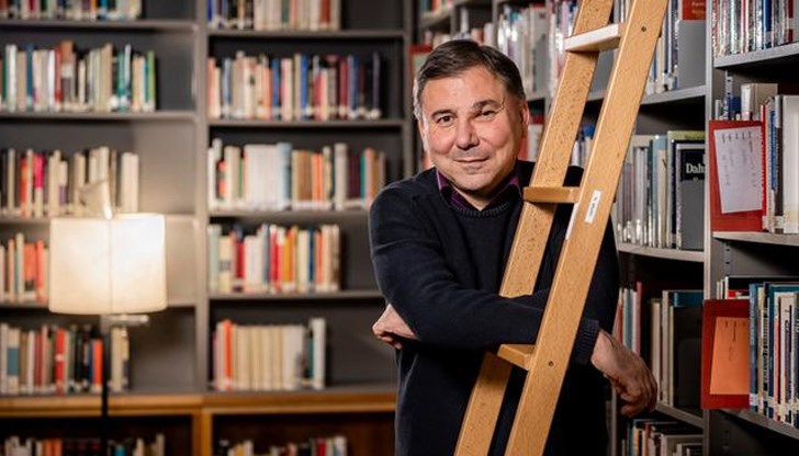 В своята родина многобройни хора потърсиха не само закрила – те намериха и утешение в майчиния си език. В моменти на най-голяма опасност ние несъзнателно проговаряме на езика, с който сме отраснали В своята родина многобройни хора потърсиха не само закрила – те намериха и утешение в майчиния си език. В моменти на най-голяма опасност ние несъзнателно проговаряме на езика, с който сме отраснали