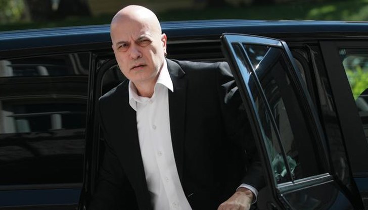 В най-добрия случай от Шоуто на Слави ще се роди втори "Гергьовден" - малка партия, на която, за да оцелява, ще ѝ се налага да прави големи компромиси