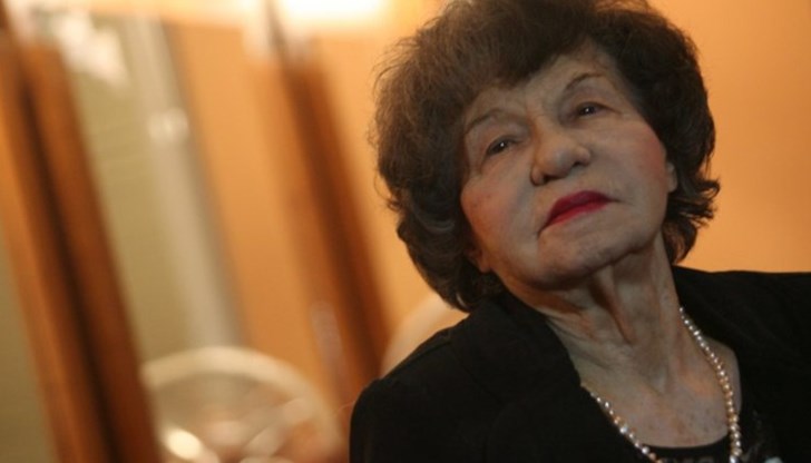 Преди няколко дни вандали откраднаха месинговия кръст от общата паметна плоча на Стоянка Мутафова и Нейчо Попов