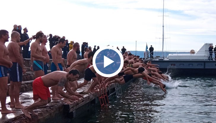 100 души скочиха във водата с температура около 10 градуса