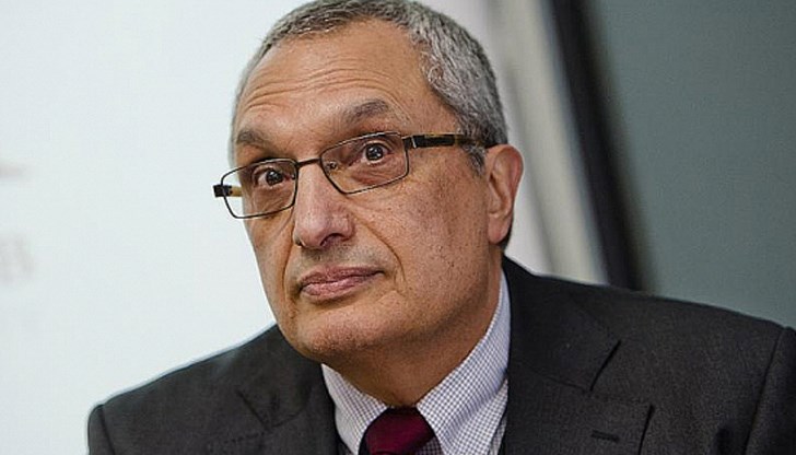 "Равнопоставеността между партиите по време на кампанията може да се запази, ако спрем проправителствената медийна пропаганда“, каза Костов