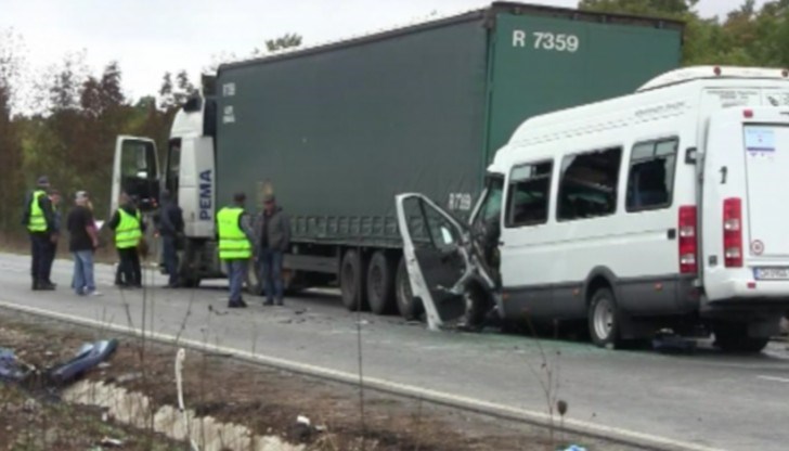 Товарният автомобил е бил спрян на платното неправомерно в продължение на часове