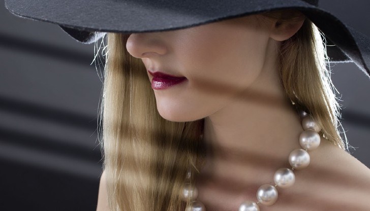 Абсолютният моден императив тази година ще бъдат перлени обеци за почти всеки повод Абсолютният моден императив тази година ще бъдат перлени обеци за почти всеки повод