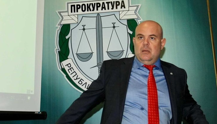 Оказва, че у нас, ако прокуратурата откаже да предостави на пострадалия доказателствата, събрани по собствената му жалба, никой не може да я задължи да ги разкрие. Дори законът.