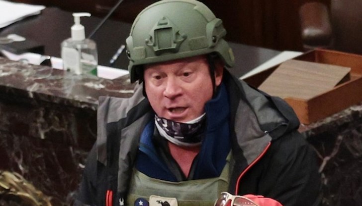 След 18 години брак на нея не ѝ е било трудно да разпознае по новините мъжа със зелена каска и бронирана жилетка, влязъл в парламента без разрешение