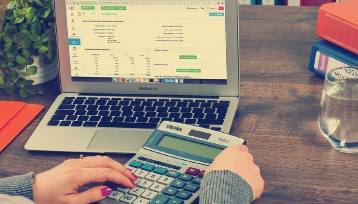 От по-ниски данъци може да се възползват още еднолични търговци, приемни родители, близки или роднини, включително родители без предоставено право за упражняване на родителски права, стига да са налице няколко условия. От по-ниски данъци може да се възползват още еднолични търговци, приемни родители, близки или роднини, включително родители без предоставено право за упражняване на родителски права, стига да са налице няколко условия.