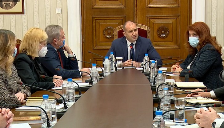 По думите на Петков, правителството пречи за машинния вот, като той допълни и че фирмата, която ще ги доставя е регистрирана в офшорна зона По думите на Петков, правителството пречи за машинния вот, като той допълни и че фирмата, която ще ги доставя е регистрирана в офшорна зона