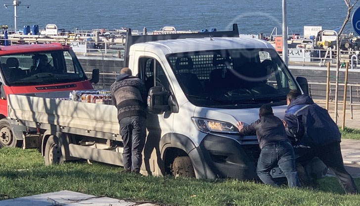 Шофьор прегази красивия и облагороден кей в града и затъна до ушите в кал