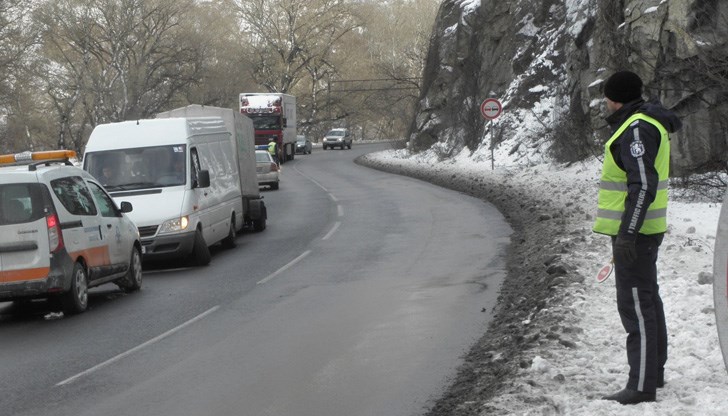 Трафикът се регулира от "Пътна полиция" Трафикът се регулира от "Пътна полиция"