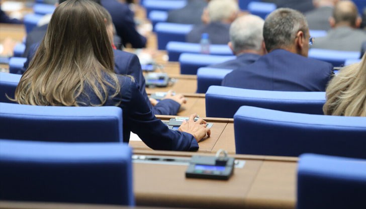 Гласуването на законопроекта за фазата на изплащане започна с грандиозен скандал Гласуването на законопроекта за фазата на изплащане започна с грандиозен скандал