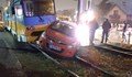 Автомобил се наби в трамвайните релси в София